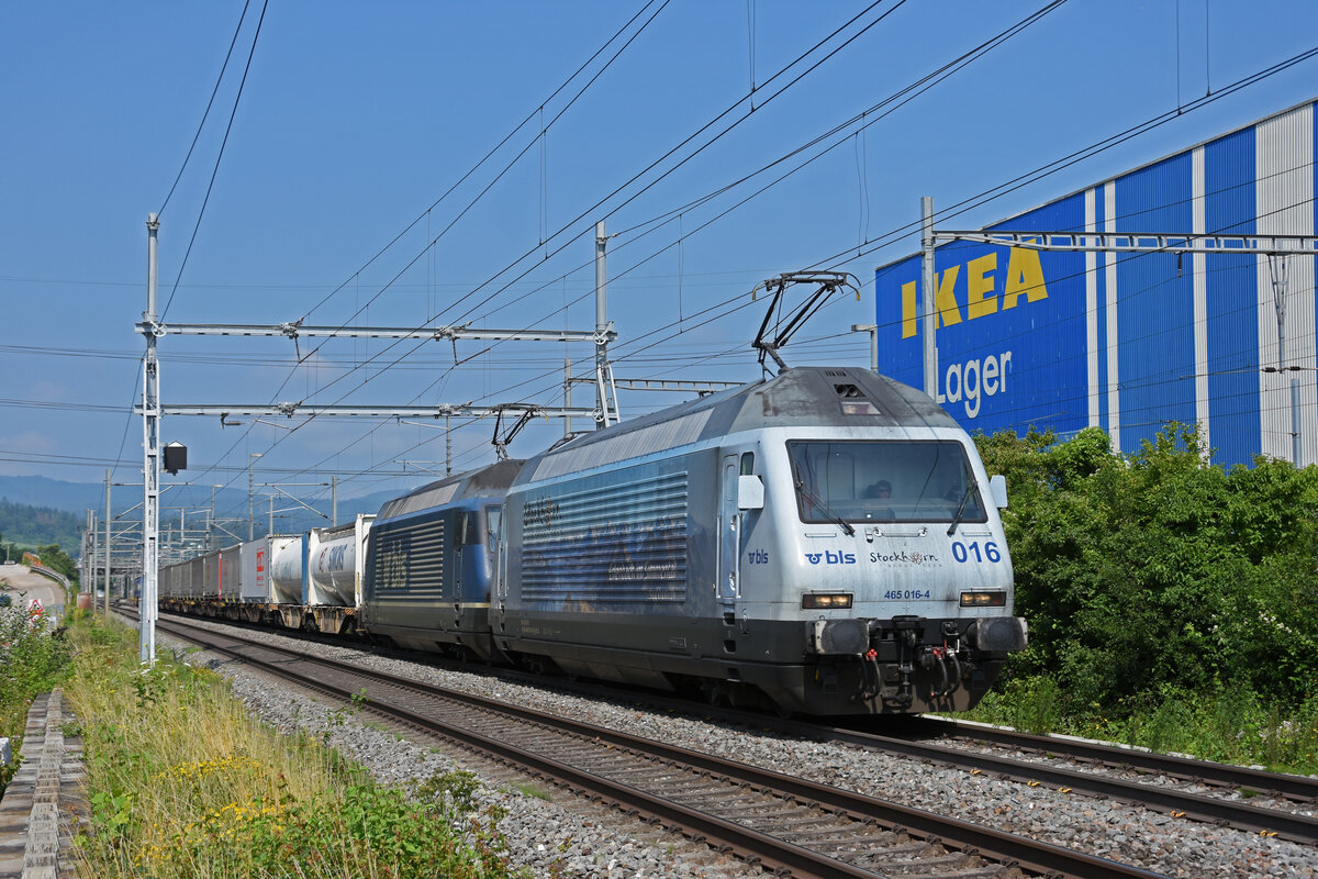 Doppeltraktion, mit den BLS Loks 465 016-4 und 465 006-5, fährt Richtung Bahnhof Itingen. Die Aufnahme stammt vom 20.07.2021. 