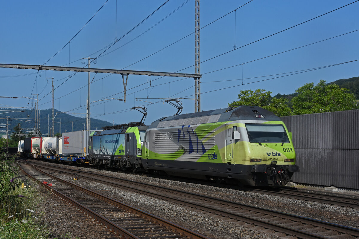Doppeltraktion, mit den BLS Loks 465 001-6 und 475 412-3 durchfährt den Bahnhof Gelterkinden. Die Aufnahme stammt vom 21.07.2021.