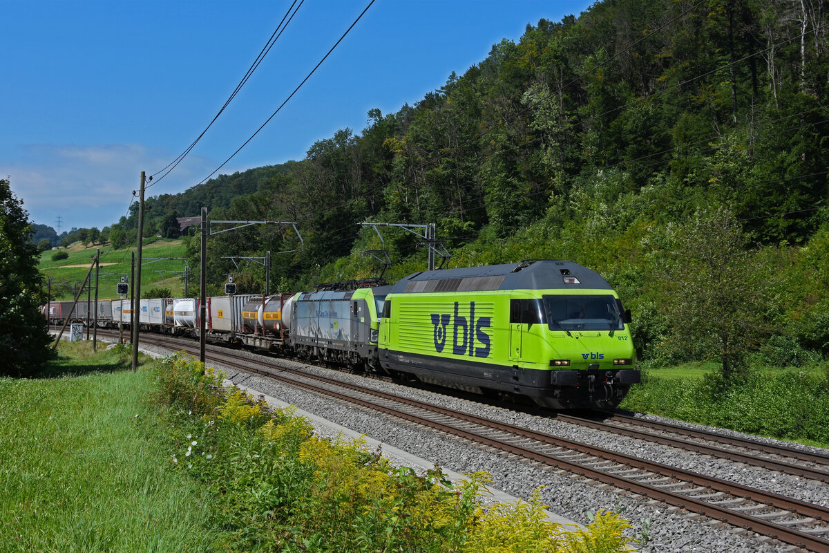 Doppeltraktion, mit den BLS Loks 465 012-3 und 475 405-7 fährt Richtung Bahnhof Tecknau. Die Aufnahme stammt vom 25.08.2021.
