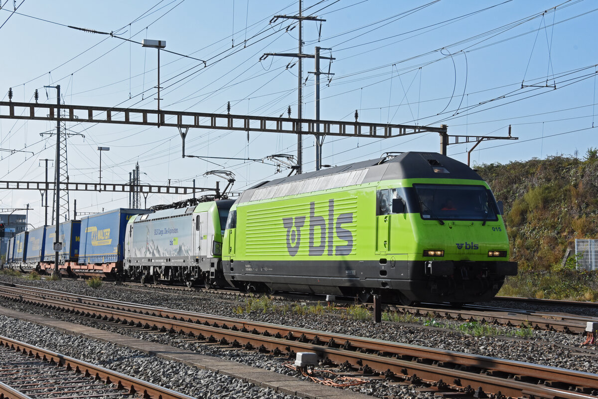 Doppeltraktion, mit den BLS Loks 465 015-6 und 475 404-0 durchfährt den Bahnhof Pratteln. Die Aufnahme stammt vom 21.9.2021.