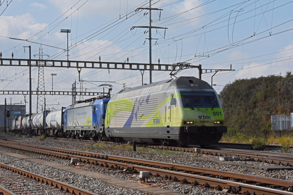 Doppeltraktion, mit den BLS Loks 465 001-6 und 193 496-7 durchfährt den Bahnhof Pratteln. Die Aufnahme stammt vom 21.09.2021.