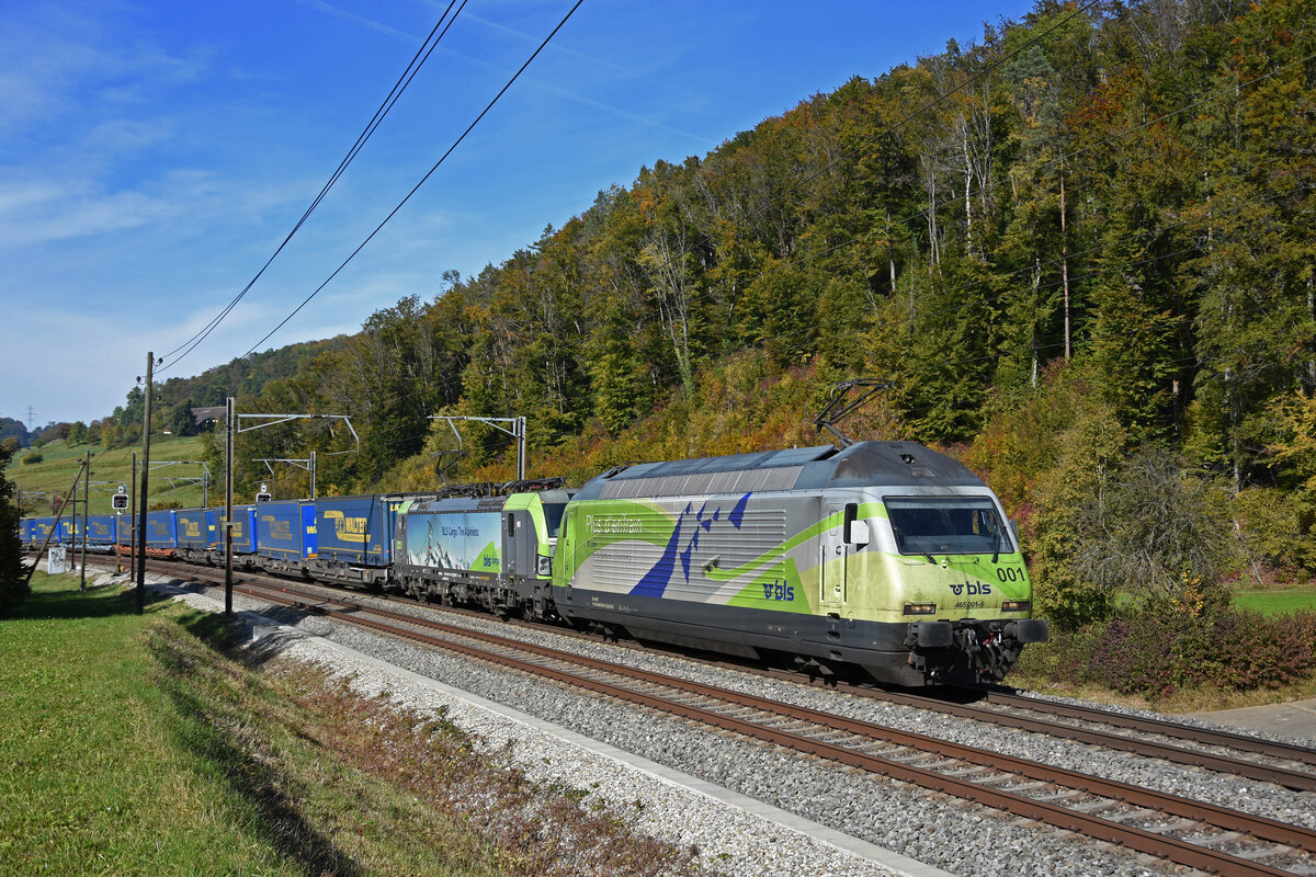 Doppeltraktion, mit den BLS Loks 465 001-6 und 475 413-1 fährt Richtung Bahnhof Tecknau. Die Aufnahme stammt vom 18.10.2021.