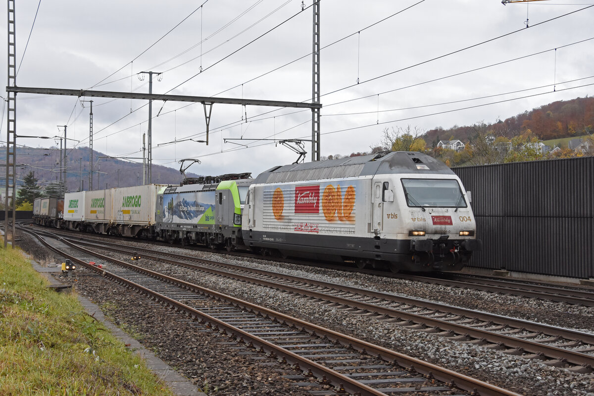 Doppeltraktion, mit den BLS Loks 465 004-0und 475 423-0 durchfährt den Bahnhof Gelterkinden. Die Aufnahme stammt vom 05.11.2021.