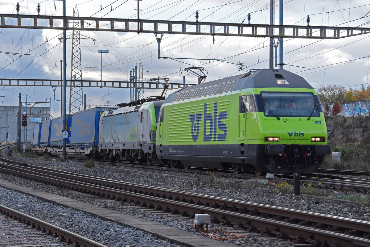 Doppeltraktion, mit den BLS Loks 465 007-3 und 475 414-9 durchfährt den Bahnhof Pratteln. Die Aufnahme stammt vom 05.11.2021.
