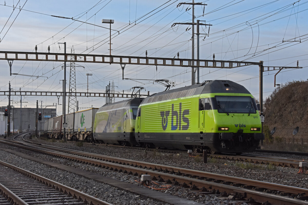 Doppeltraktion, mit den BLS Loks 465 011-5 und 465 001-6 durchfährt den Bahnhof Pratteln. Die Aufnahme stammt vom 03.12.2021.