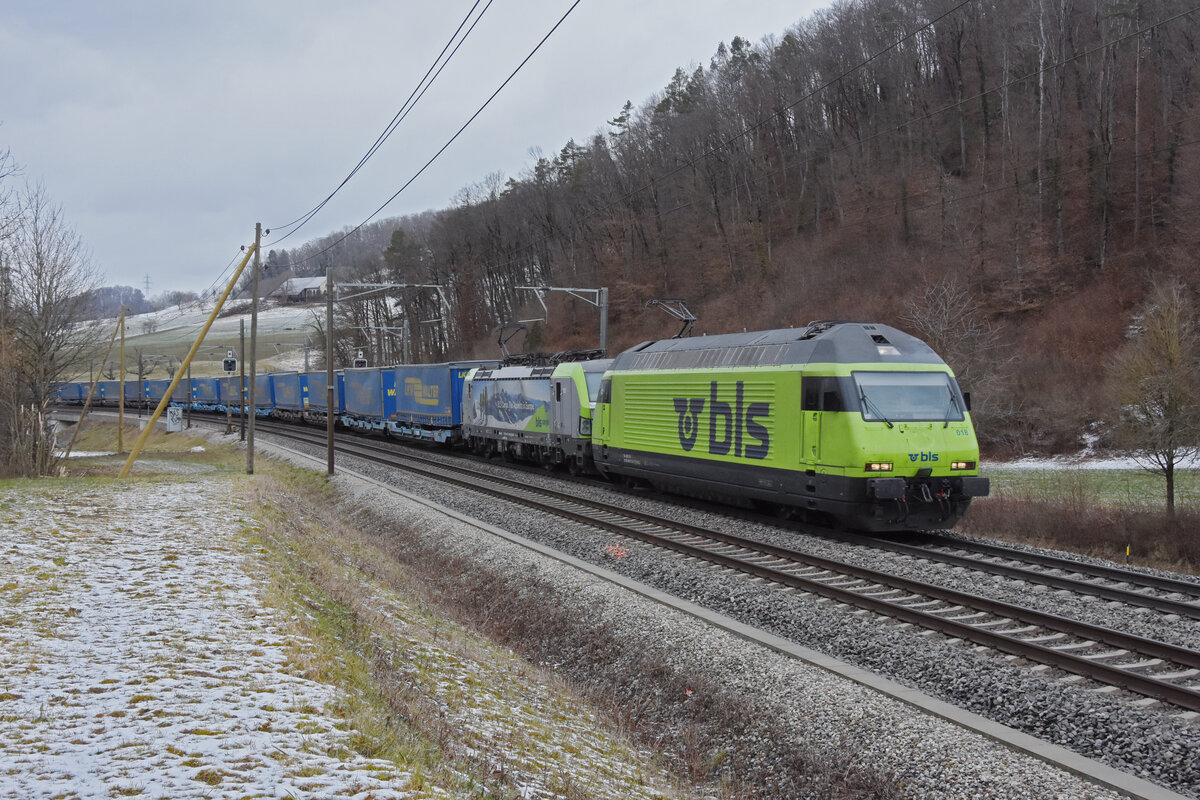 Doppeltraktion, mit den BLS Loks 465 018-0 und 475 423-0 fährt Richtung Bahnhof Tecknau. Die Aufnahme stammt vom 01.02.2022.