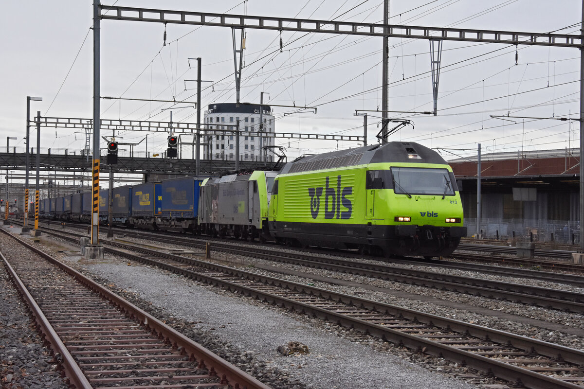 Doppeltraktion, mit den BLS Loks 465 013-1 und 486 501-0 durchfährt den Bahnhof Pratteln. Die Aufnahme stammt vom 01.02.2022.