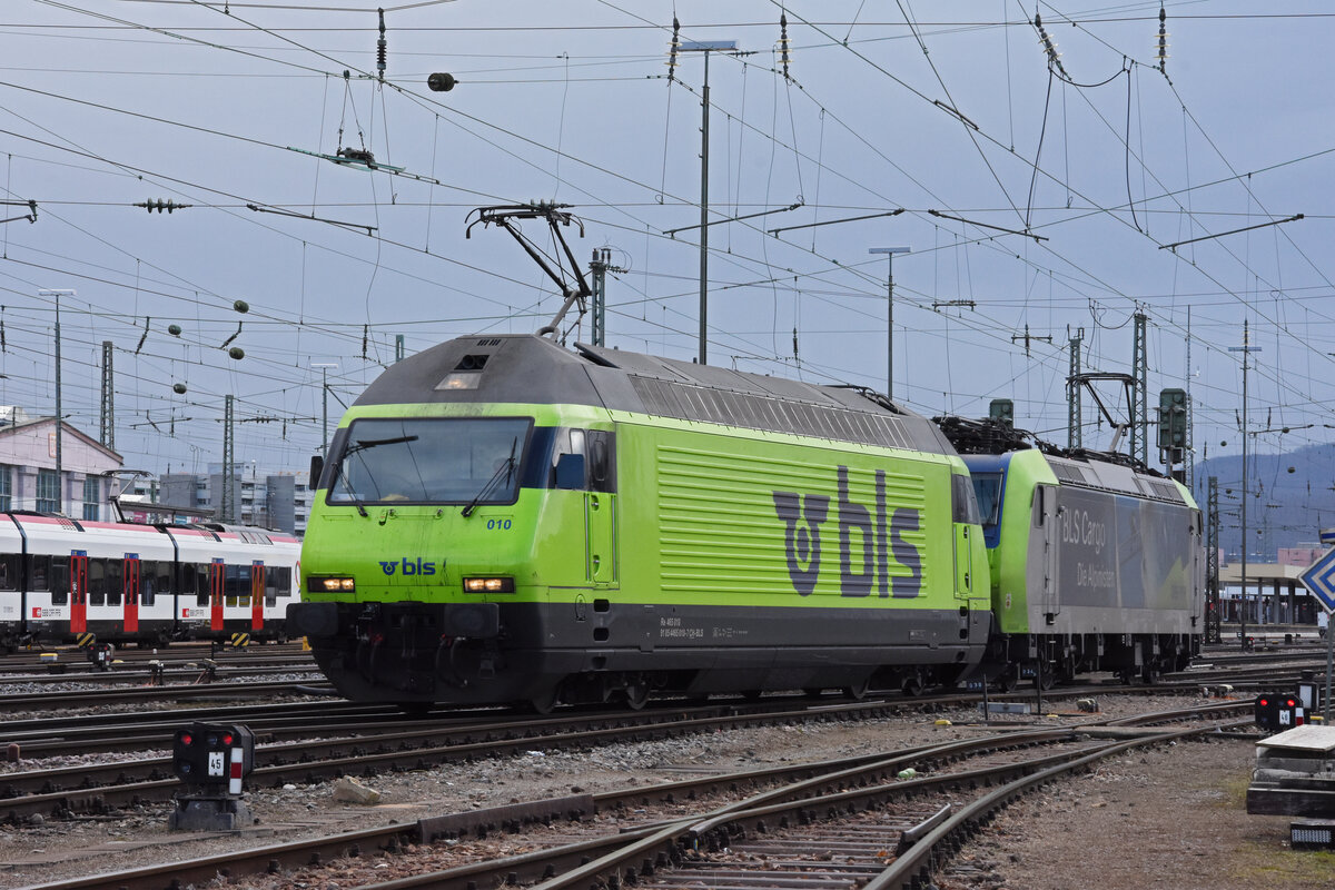 Doppeltraktion, mit den BLS Loks 465 010-7 und 485 007-9 verlässt die Abstellanlage beim badischen Bahnhof. Die Aufnahme stammt vom 17.02.2022.