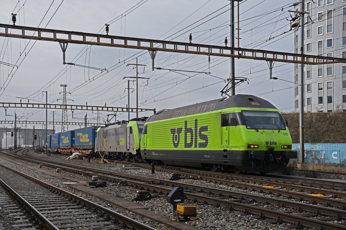 Doppeltraktion, mit den BLS Loks 465 018-0 und 486 502-8 durchfährt den Bahnhof Pratteln. Die Aufnahme stammt vom 02.03.2022.