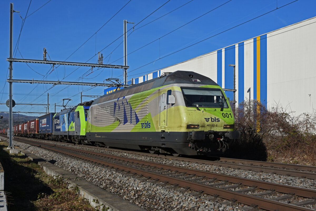 Doppeltraktion, mit den BLS Loks 465 001-6 und 485 002-0 fährt Richtung Bahnhof Itingen. Die Aufnahme stammt vom 08.02.2022.