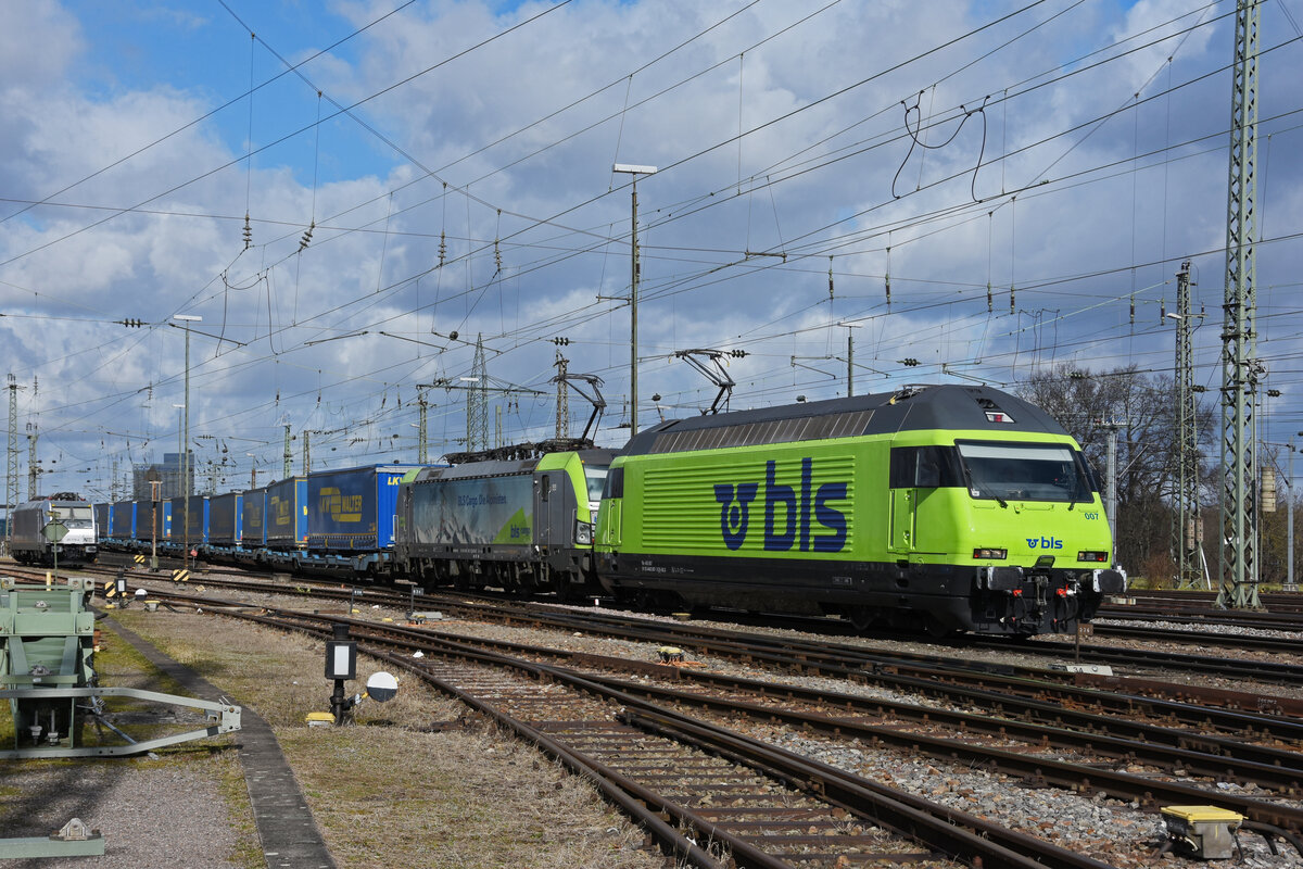 Doppeltraktion, mit den BLS Loks 465 007-3 und 475 407-3 durchfährt den badischen Bahnhof. Die Aufnahme stammt vom 25.02.2022.