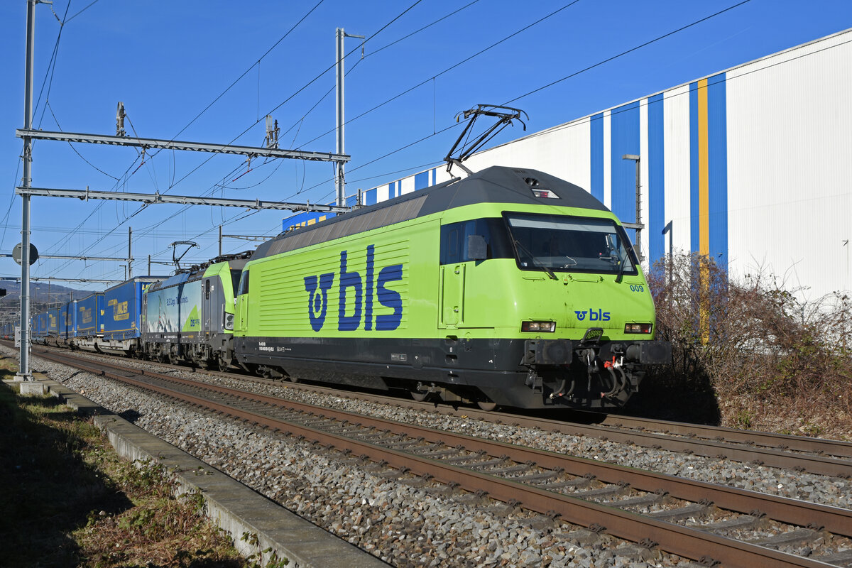 Doppeltraktion, mit den BLS Loks 465 009-9 und 475 412-1 fährt Richtung Bahnhof Itingen. Die Aufnahme stammt vom 08.02.2022.