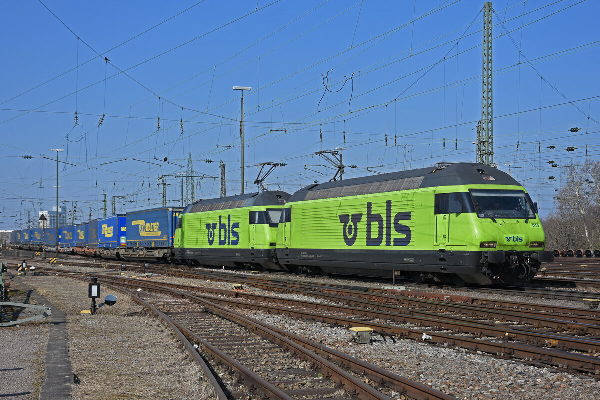 Doppeltraktion, mit den BLS Loks 465 015-6 und 465 013-1 durchfährt den badischen Bahnhof. Die Aufnahme stammt vom 09.03.2022.