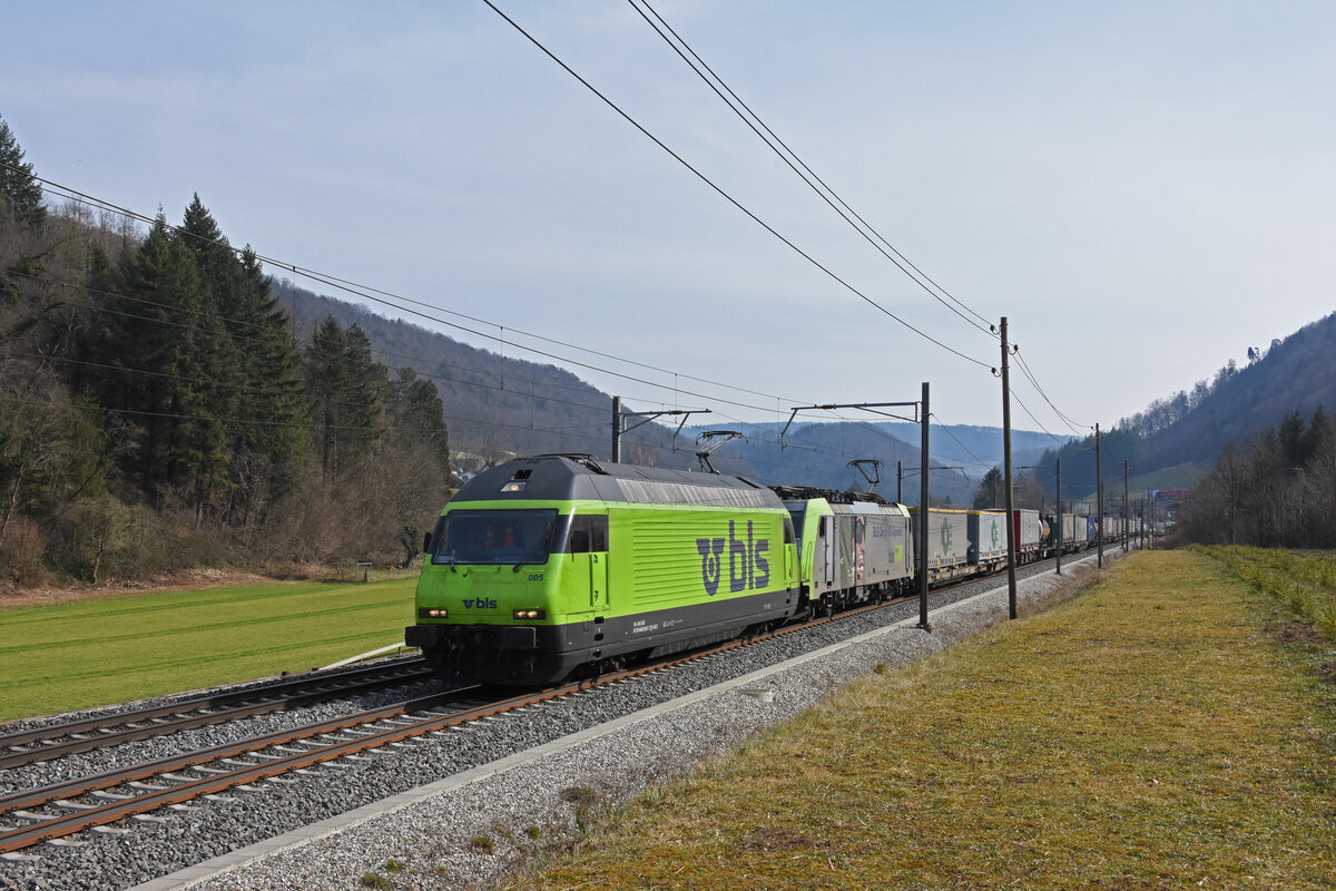 Doppeltraktion, mit den BLS Loks 465 005-7 und 486 501-0 fährt Richtung Bahnhof Gelterkinden. Die Aufnahme stammt vom 12.03.2022.