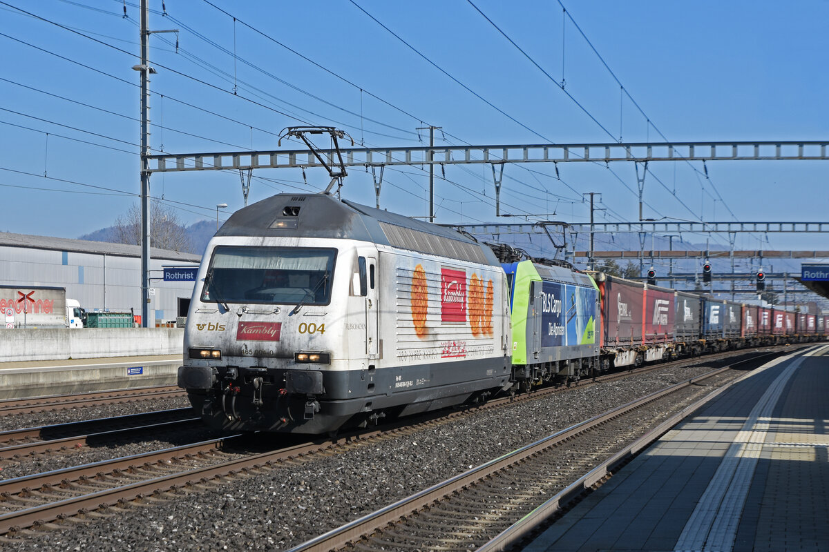 Doppeltraktion, mit den BLS Loks 465 004-0 und 485 001-2 durchfährt den Bahnhof Rothrist. Die Aufnahme stammt vom 10.03.2022.