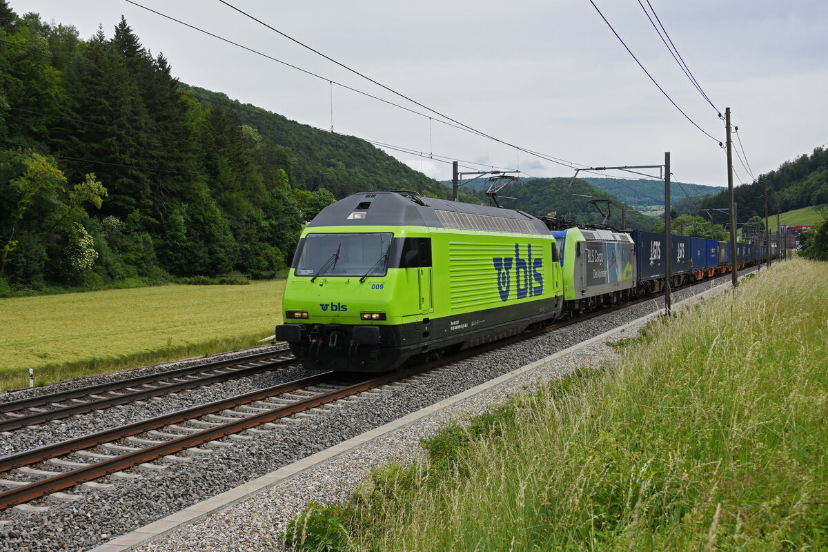 Doppeltraktion, mit den BLS Loks 465 009-9 und 485 012-9 fährt Richtung Bahnhof Gelterkinden. Die Aufnahme stammt vom 28.05.2022.