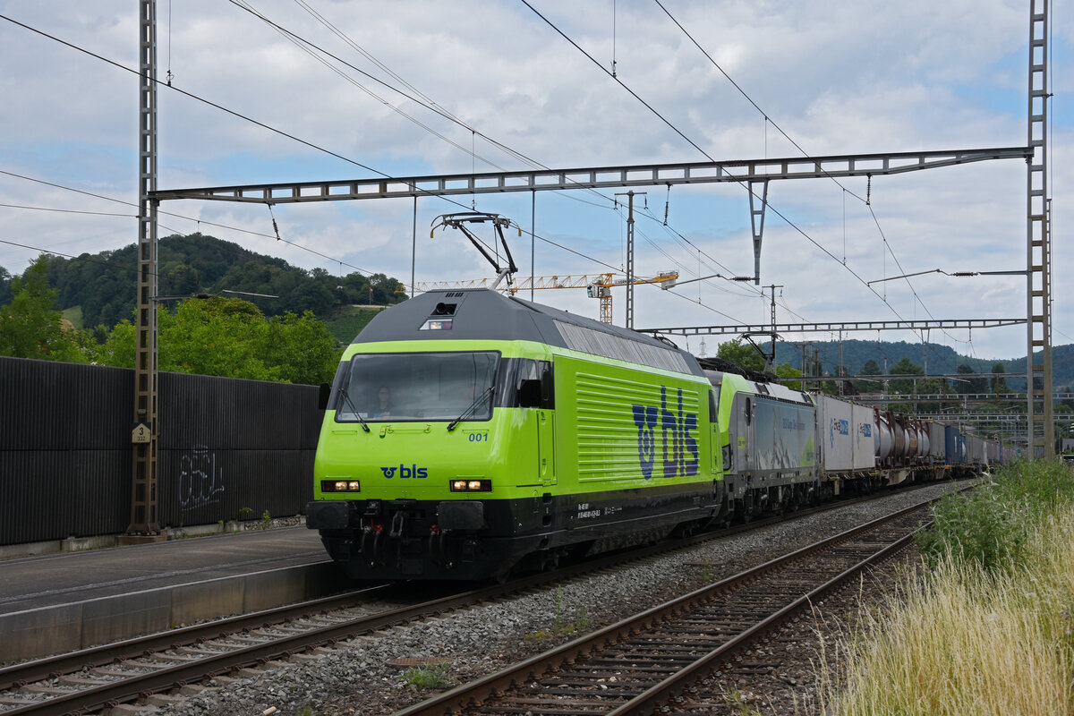 Doppeltraktion, mit den BLS Loks 465 001-6 und 475 407-3 durchfährt den Bahnhof Gelterkinden. Die Aufnahme stammt vom 07.07.2022.