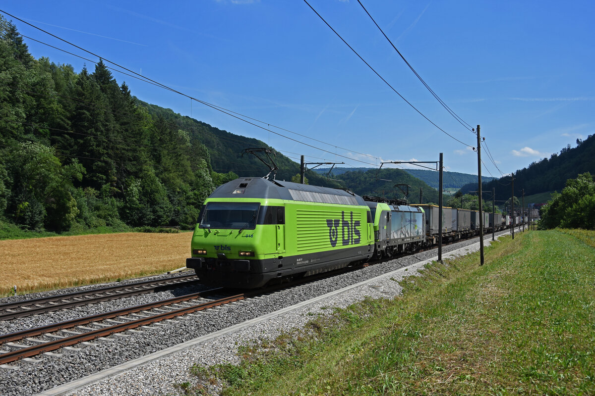 Doppeltraktion, mit den BLS Loks 465 018-0 und 475 403-2 fährt Richtung Bahnhof Gelterkinden. Die Aufnahme stammt vom 16.06.2022.