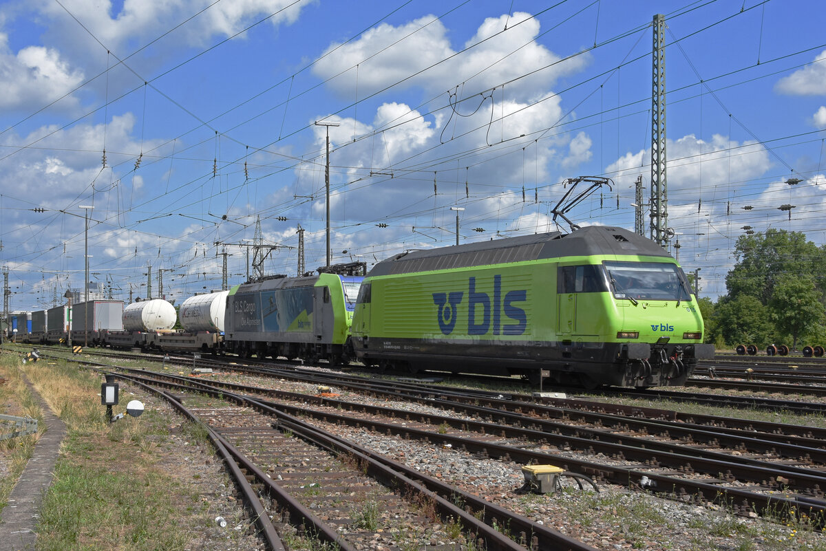 Doppeltraktion, mit den BLS Loks 465 015-6 und 485 009-5 durchfährt den badischen Bahnhof. Die Aufnahme stammt vom 29.06.2022.