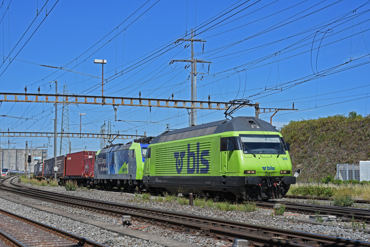 Doppeltraktion, mit den BLS Loks 465 005-7 und 485 010-3 durchfährt am 25.06.2022 den Bahnhof Pratteln.