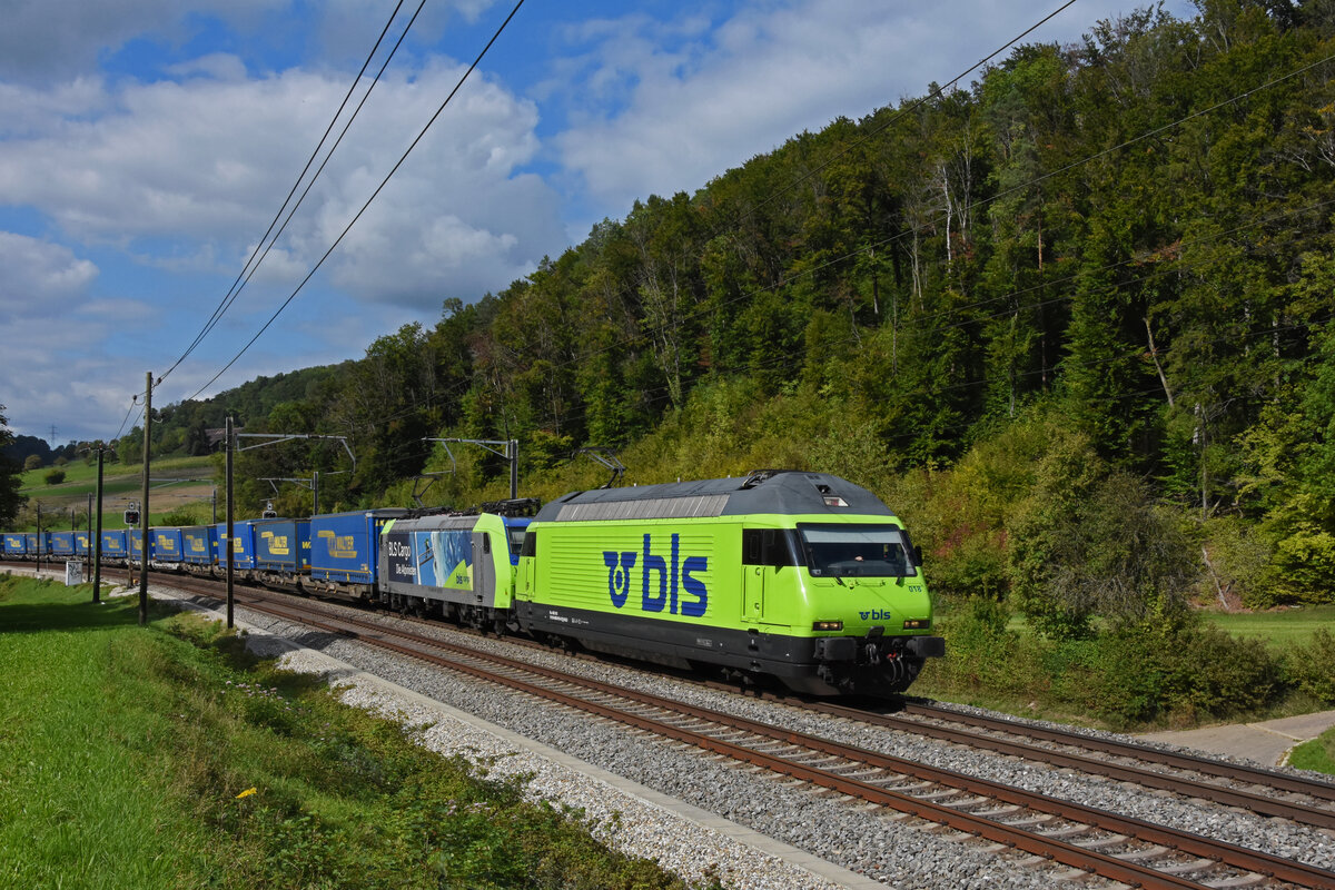 Doppeltraktion, mit den BLS Loks 465 018-8 und 485 006-1 fährt am 20.09.2022 Richtung Bahnhof Tecknau.