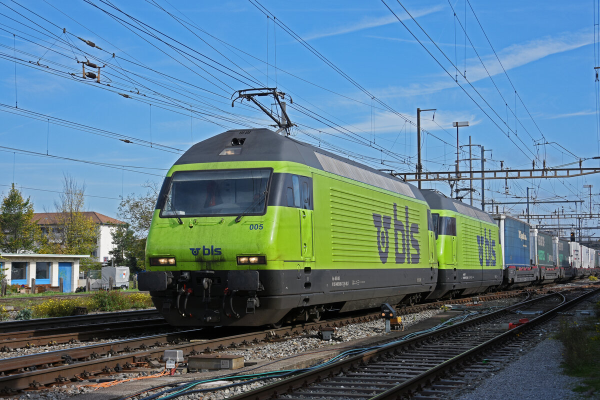 Doppeltraktion, mit den BLS Loks 465 005-7 und 465 017-2 durchfährt am 19.10.2022 den Bahnhof Pratteln.