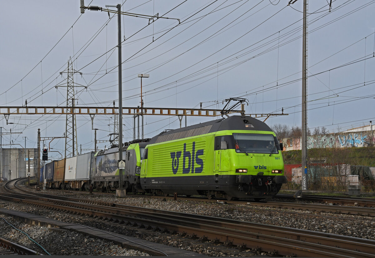 Doppeltraktion, mit den BLS Loks 465 001-6 und 475 425-5 durchfährt am 30.12.2022 den Bahnhof Pratteln.