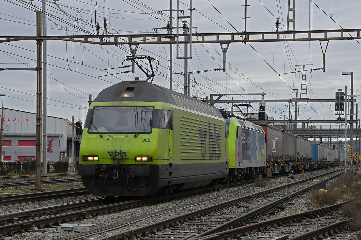 Doppeltraktion, mit den BLS Loks 465 005-7 und 485 005-3 durchfährt am 30.12.2022 den Bahnhof Pratteln.