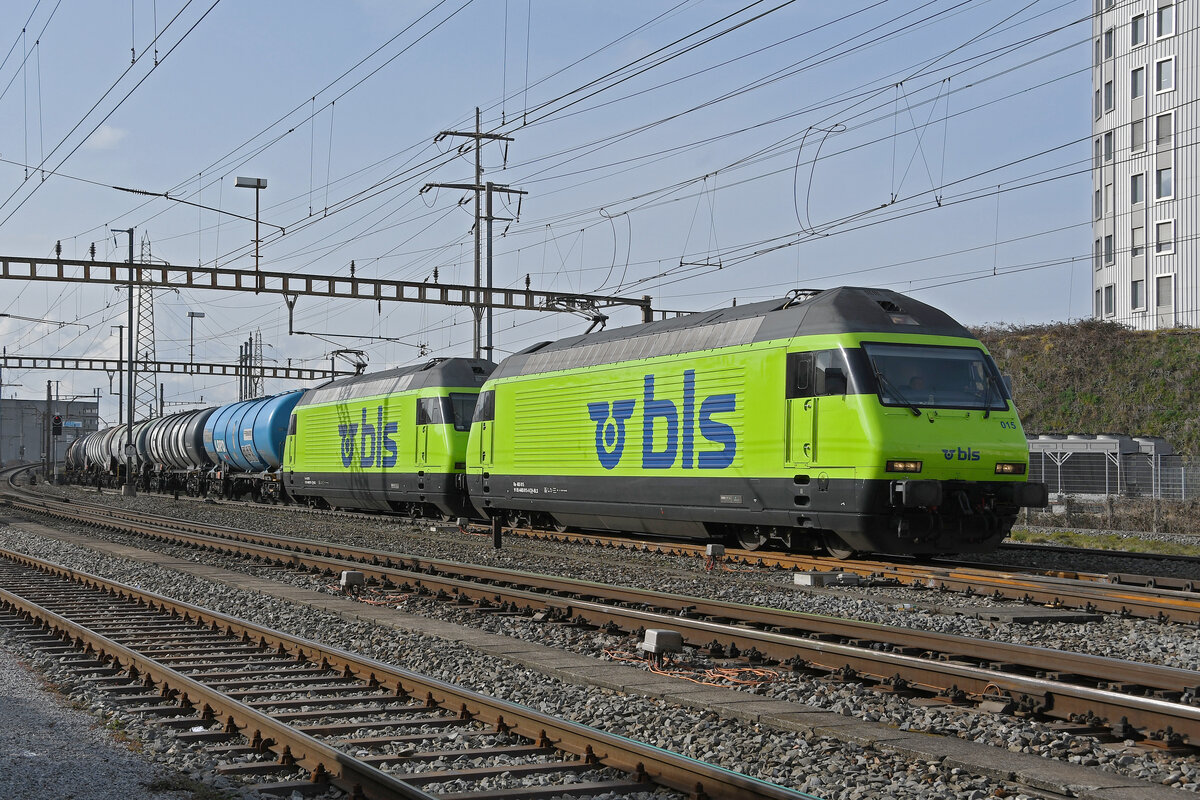 Doppeltraktion, mit den BLS Loks 465 015-6 und 465 010-7 durchfährt am 23.02.2023 den Bahnhof Pratteln.