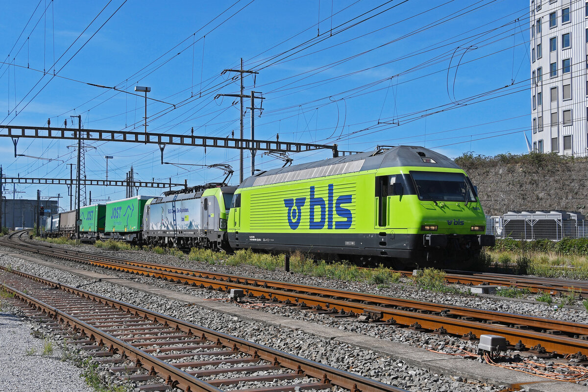 Doppeltraktion, mit den BLS Loks 465 006-5 und 475 404-0 durchfährt am 05.09.2023 den Bahnhof Pratteln.