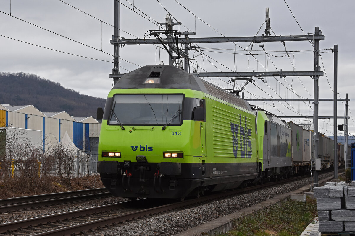 Doppeltraktion, mit den BLS Loks 465 013-1 und 486 502-8 fährt am 16.02.2024 Richtung Bahnhof Lausen.