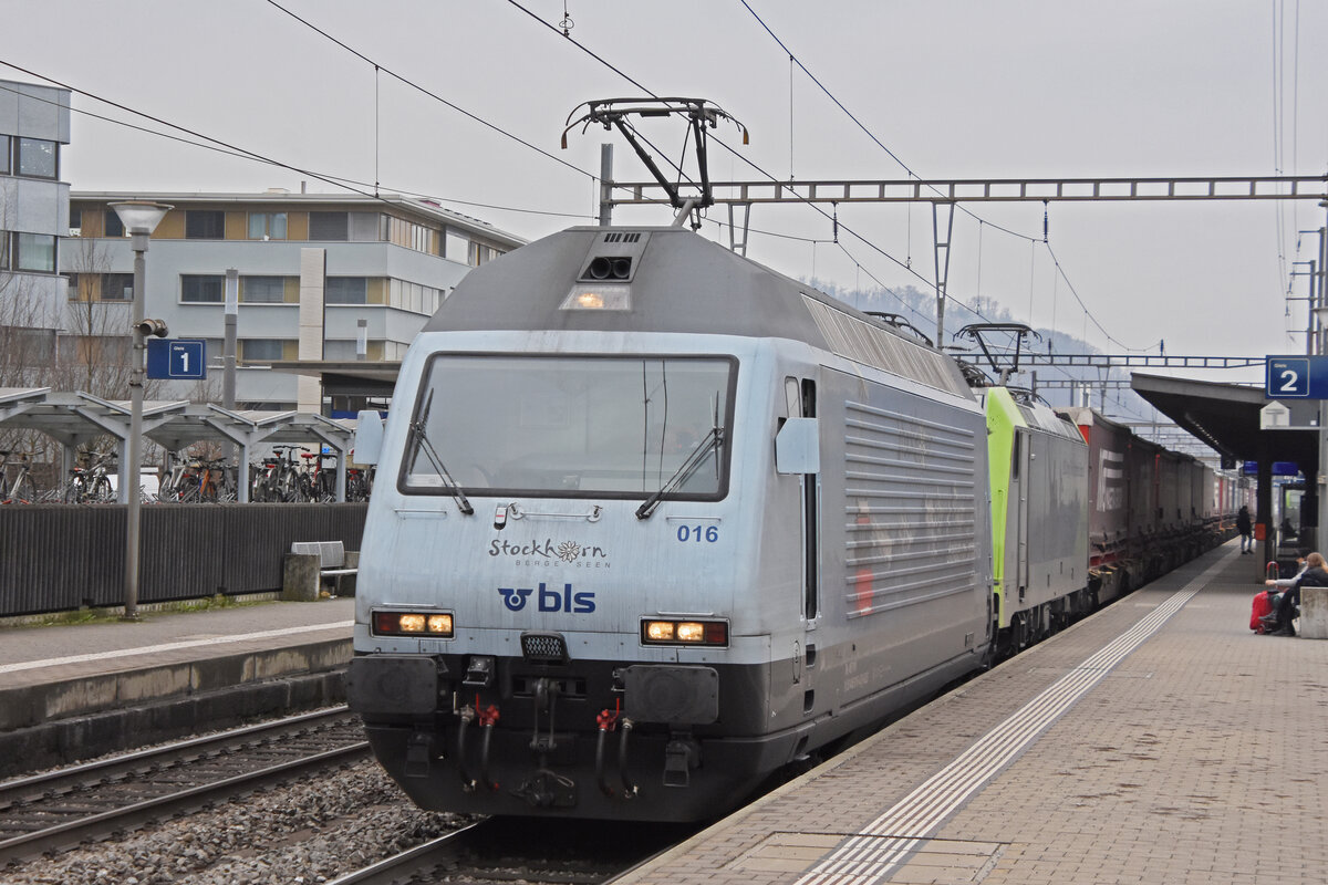 Doppeltraktion, mit den BLS Loks 465 016-4 und 486 503-6 durchfährt am 29.02.2024 den Bahnhof Pratteln.