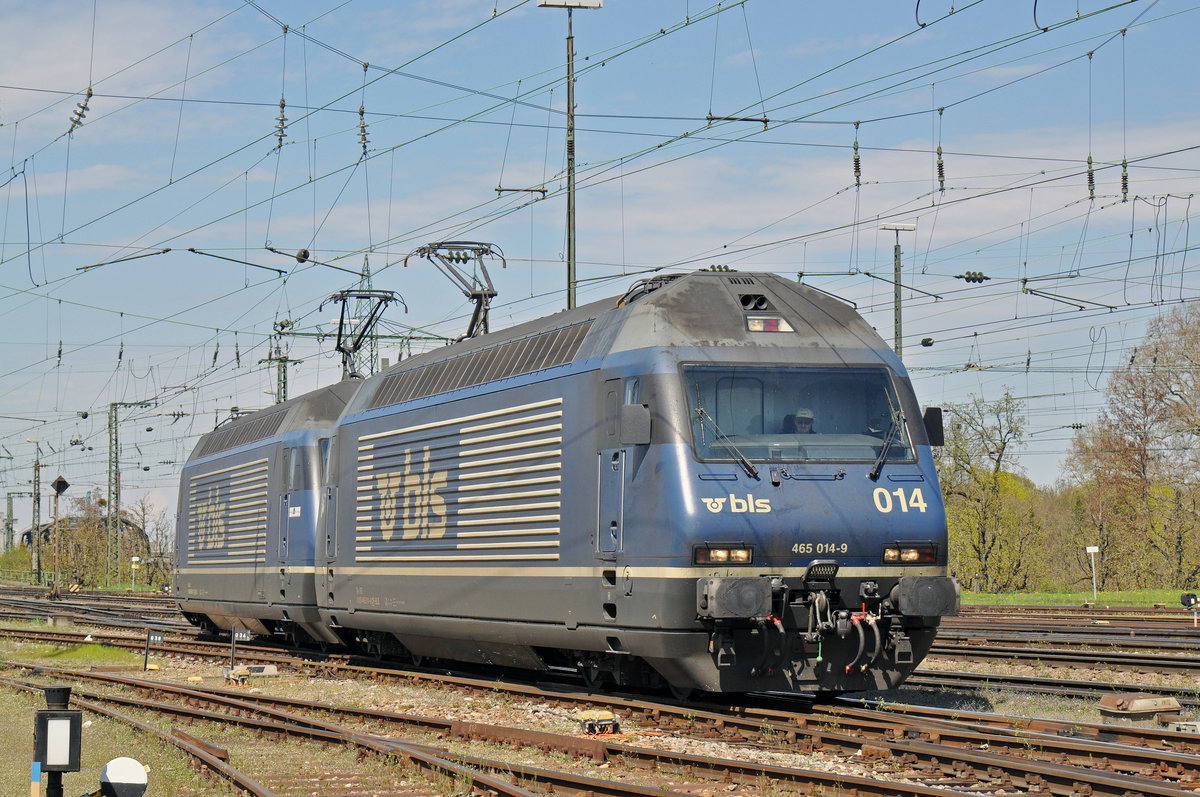Doppeltraktion mit den BLS Loks 465 014-9 und 465 011-5 werden beim Badischen Bahnhof abgestellt. Die Aufnahme stammt vom 11.04.2016.