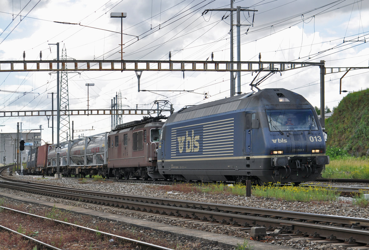 Doppeltraktion, mit den BLS Loks 465 013-1 und 425 172, durchfahren den Bahnhof Pratteln. Die Aufnahme stammt vom 17.06.2016.
