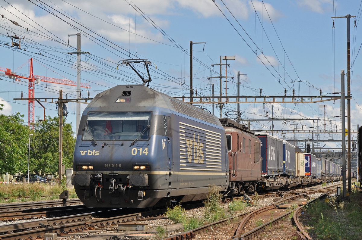 Doppeltraktion, mit den BLS Loks 465 014-9 und 425 174 durchfahren den Bahnhof Pratteln. Das abzweigende Gleis führt auf eine Strasse und in ein Industriegebiet, von wo aus auch diese Aufnahme am 21.08.2016 entstand. 