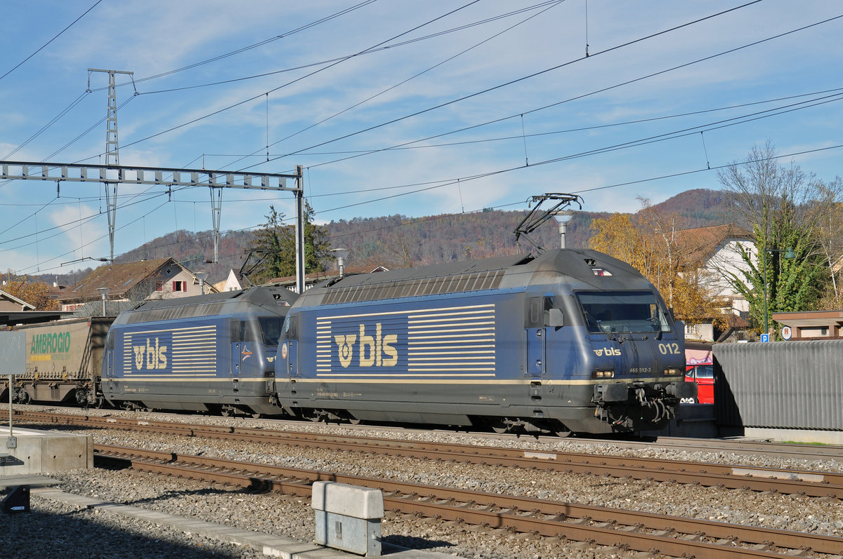Doppeltraktion, mit den BLS Loks 465 012-3 und 465 002-4. durchfahren den Bahnhof Sissach. Die Aufnahme stammt vom 06.11.2015.