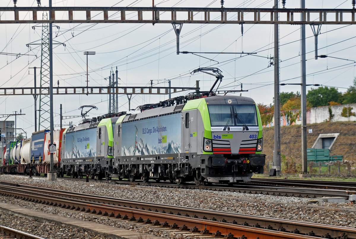 Doppeltraktion, mit den BLS Loks 475 403-2 und 475 402-4 durchfahren den Bahnhof Pratteln. Die Aufnahme stammt vom 28.09.2017.