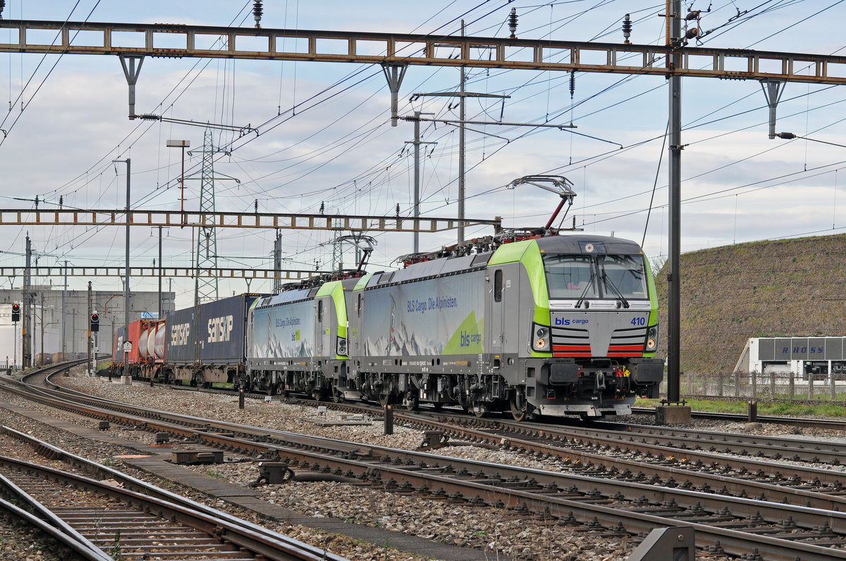 Doppeltraktion, mit den BLS Loks 475 410-7 und 475 402-4, durchfahren den Bahnhof Pratteln. Die Aufnahme stammt vom 21.11.2017.