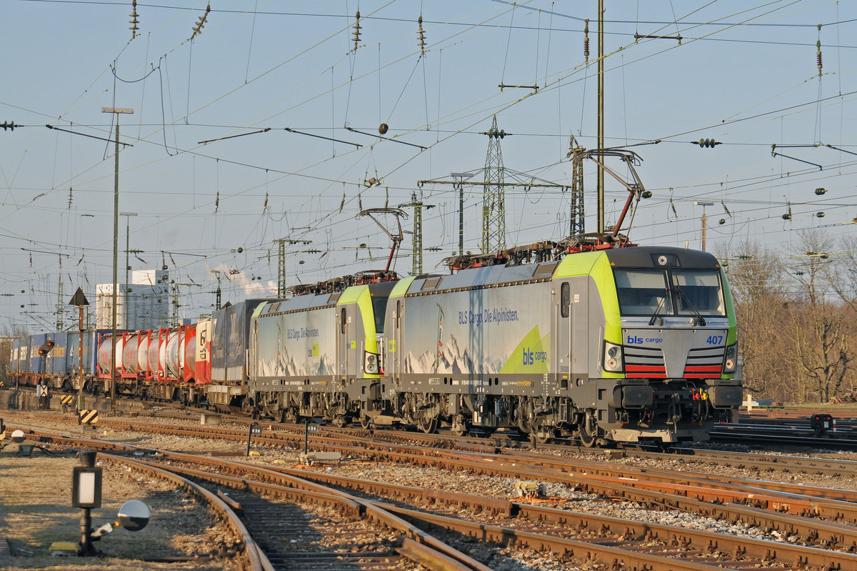 Doppeltraktion, mit den BLS Loks 475 407-3 und 475 404-0, durchfahren den Badischen Bahnhof. Die Aufnahme stammt vom 13.01.2018.