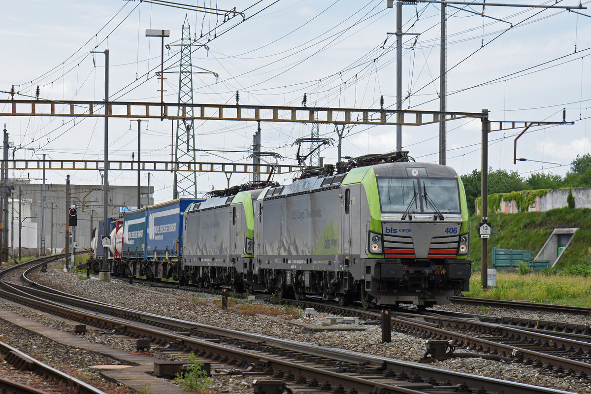 Doppeltraktion, mit den BLS Loks 475 406-5 und 475 403-2 durchfahren den Bahnhof Pratteln. Die Aufnahme stammt vom 31.05.2018.