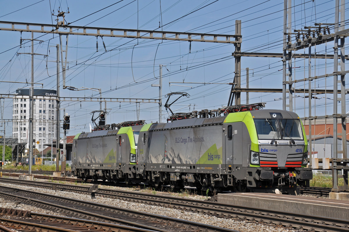 Doppeltraktion, mit den BLS Loks 475 415-6 und 475 410-7, verlässt ein Abstellgleis beim Bahnhof Pratteln. Die Aufnahme stammt vom 16.07.2018.