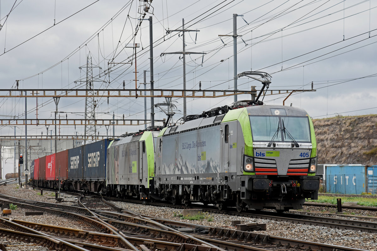 Doppeltraktion, mit den BLS Loks 475 405-7 und 486 505-1, durchfährt den Bahnhof Pratteln. Die Aufnahme stammt vom 29.10.2018.