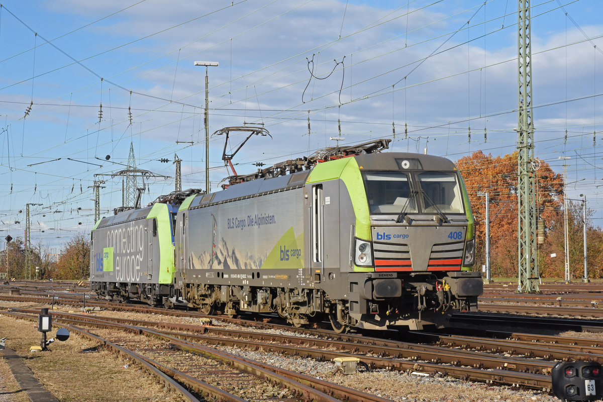 Doppeltraktion, mit den BLS Loks 475 408-1 und 485 020-1, verlassen die Abstellanlage beim badischen Bahnhof. Die Aufnahme stammt vom 11.11.2018.