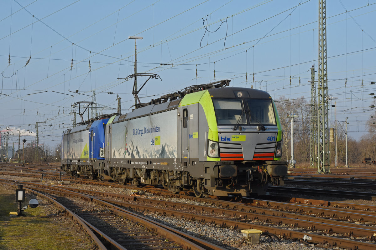 Doppeltraktion, mit den BLS Loks 475 401-6 und 193 496-7, wird in der Abstellanlage beim badischen Bahnhof abgestellt. Die Aufnahme stammt vom 23.01.2020.