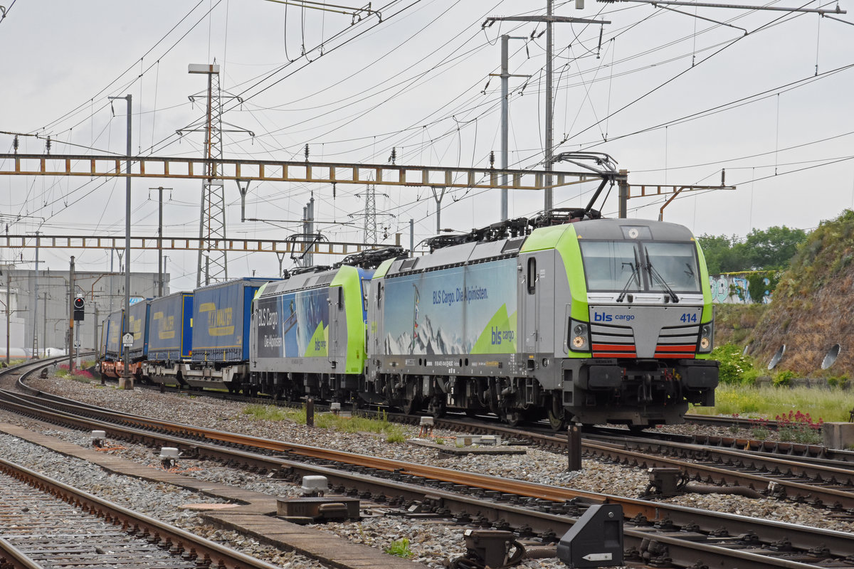 Doppeltraktion, mit den BLS Loks 475 414-9 und 485 006-1, durchfährt den Bahnhof Pratteln. Die Aufnahme stammt vom 13.05.2020.