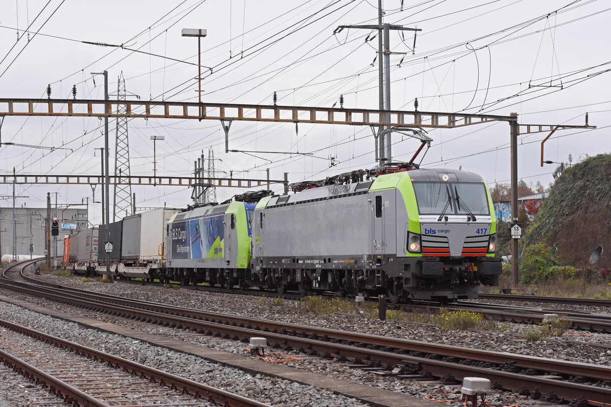 Doppeltraktion, mit den BLS Loks 475 417-2 und 485 020-2 durchfährt den Bahnhof Pratteln. Die Aufnahme stammt vom 04.11.2020.