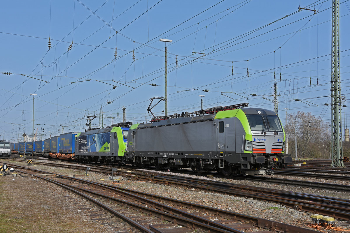 Doppeltraktion, mit den BLS Loks 475 416-4 und 485 002-0 durchfährt den badischen Bahnhof. Die Aufnahme stammt vom 24.02.2021.