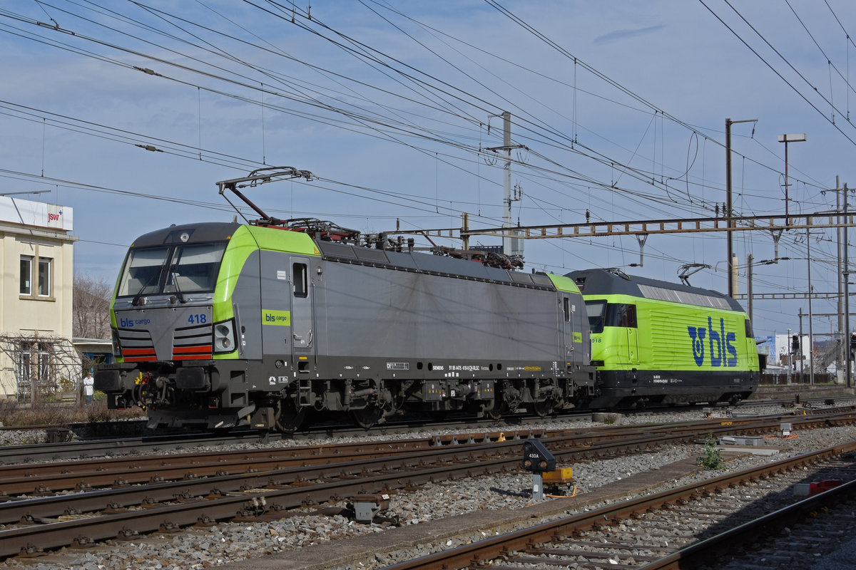 Doppeltraktion, mit den BLS Loks 475 418-0 und 465 018-0 durchfährt den Bahnhof Pratteln. Die Aufnahme stammt vom 25.03.2021.