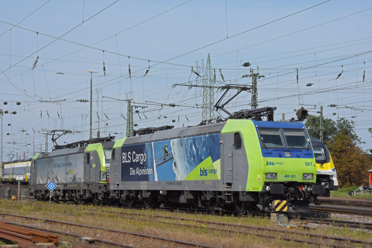 Doppeltraktion, mit den BLS Loks 475 405-7 und 485 001-2 verlässt die Abstellanlage beim badischen Bahnhof. Die Aufnahme stammt vom 22.09.2021.