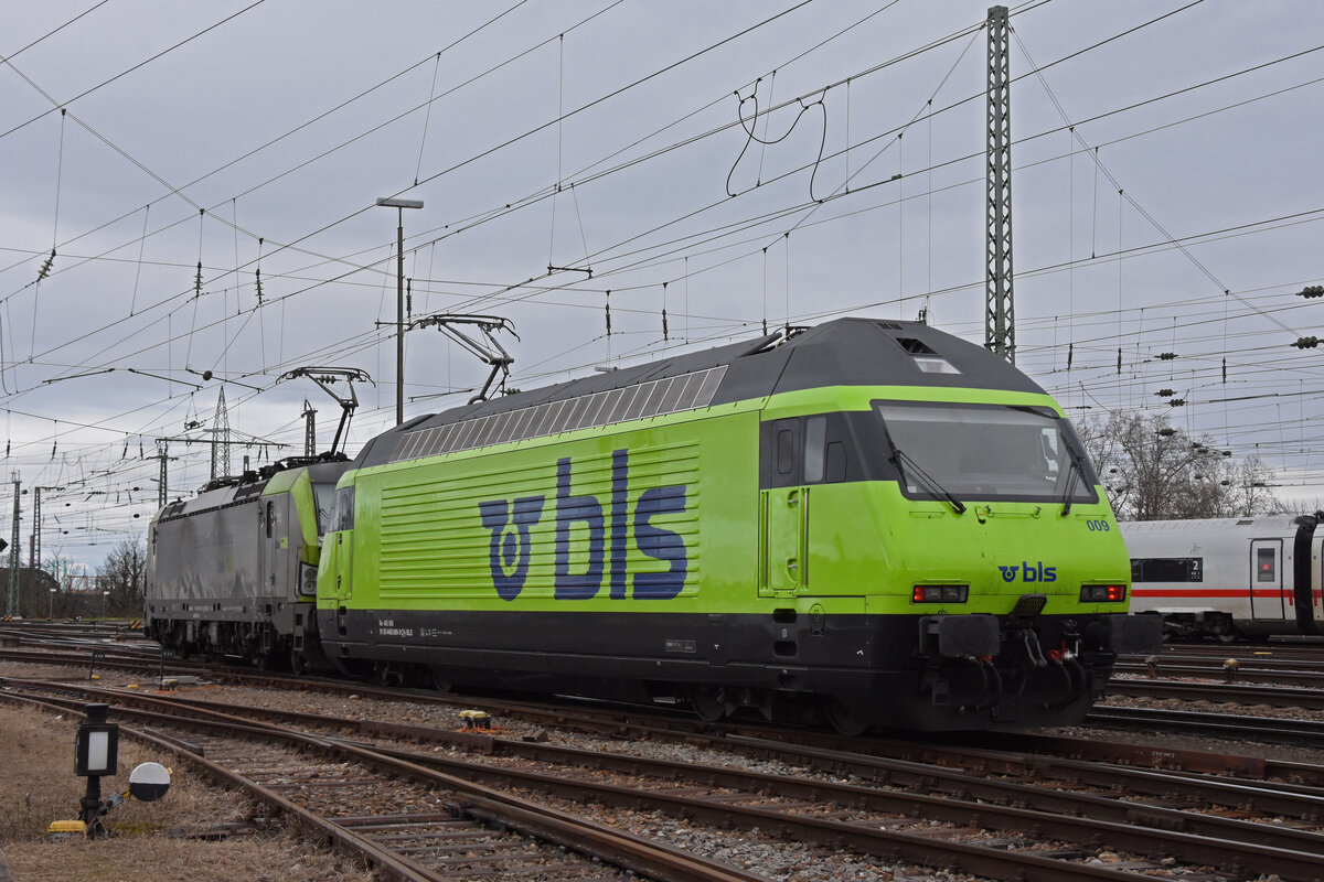 Doppeltraktion, mit den BLS Loks 475 405-7 und 465 009-9 verlässt die Abstellanlage beim badischen Bahnhof. Die Aufnahme stammt vom 29.01.2022.